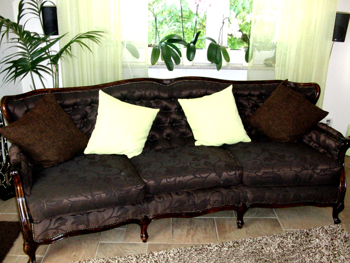 Neu bezogenes und gepolstertes Sofa